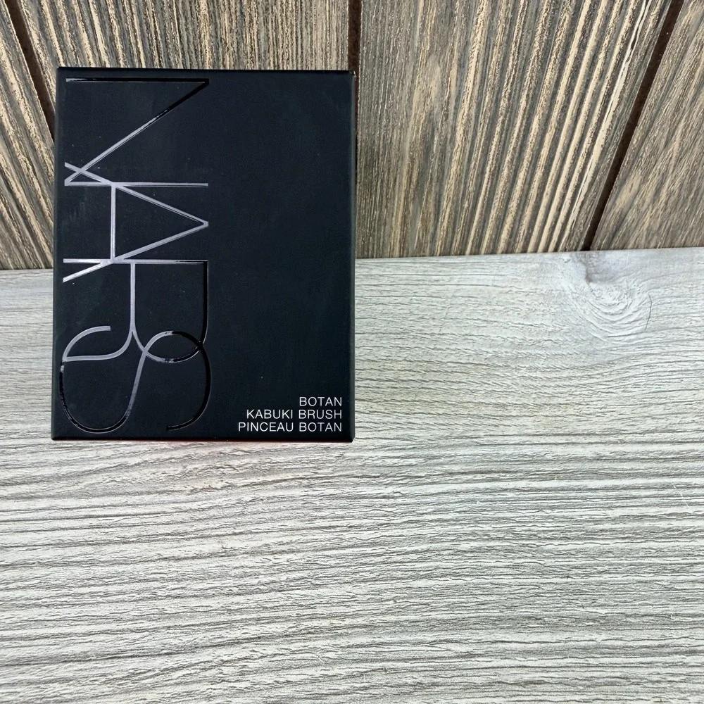 NARS Botan Kabuki Brush Makeup Powder Face Brush Black New In Box